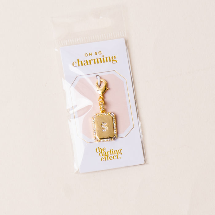The-darling-effect S Jewelry Charm Initial Letter Gold features a rhinestone letter E on a gold-plated brass charm, attached to an OH SO charming card in clear packaging—stylish, personalized, and perfect for gifting.