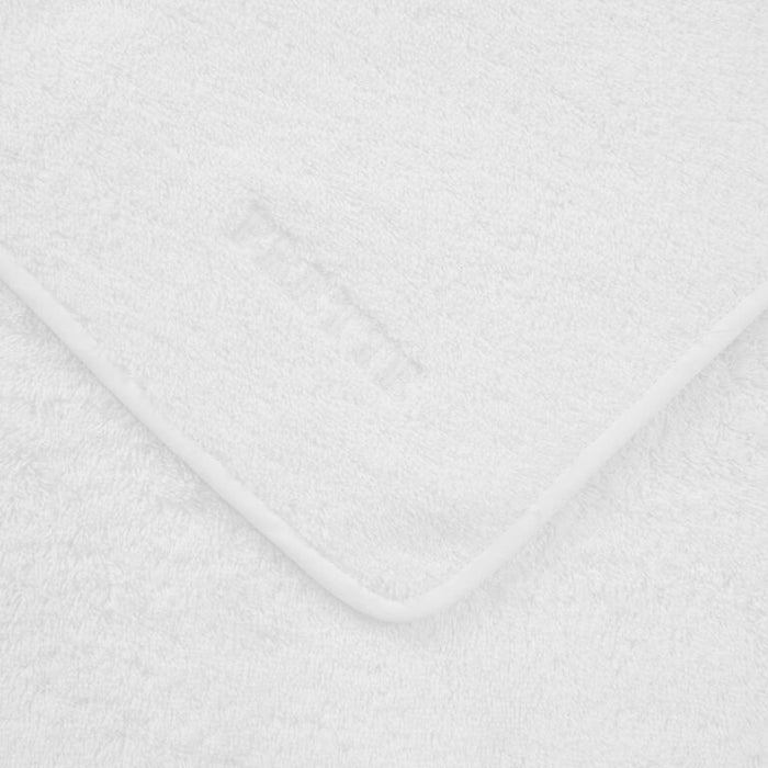 close up of the fabric and details of an Unito Bath towel in white